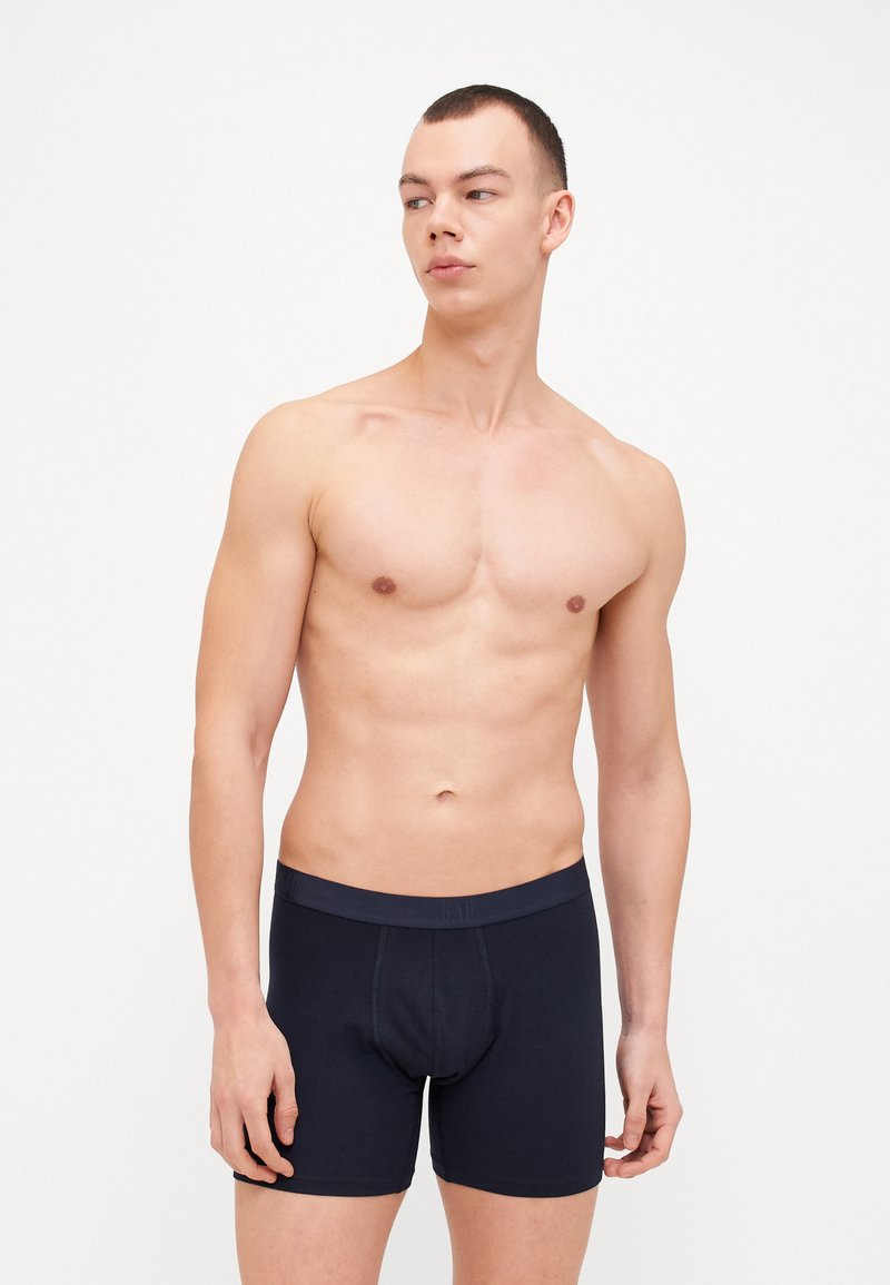 Caleçons boxers bleu marine en coton doux avec une taille lisse. Présente un design ajusté et une pochette centrale pour le soutien.