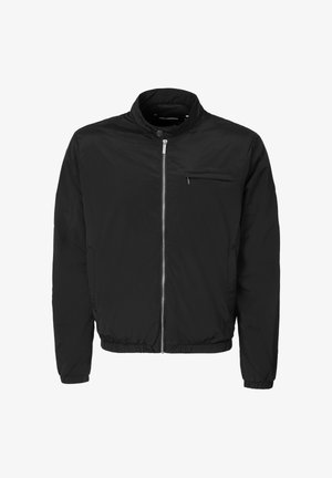 Chaqueta bomber negra ligera con cremallera frontal, cuello con botón a presión, bolsillo con cremallera en el pecho y puños y bajo elásticos.