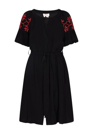 Fekete ruha rövid puffos ujjakkal, piros virágmintás hímzéssel a vállán, húzózsinórral ellátott derékkal és kötéssel. Az anyagnak sima megjelenése van.