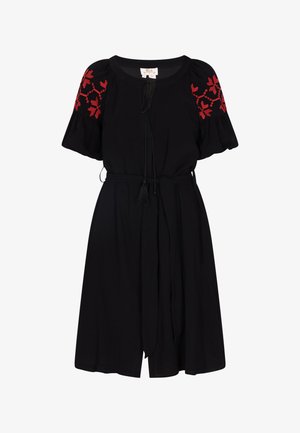 Schwarz Kleid mit kurzen Puffärmeln, verziert mit roten Blumenstickereien an den Schultern, Kordelzug-Taille und einer Schleife. Der Stoff wirkt glatt.