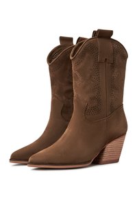 Cizme cowboy din suede maro, cu vârfuri ascuțite și tocuri suprapuse. Prezintă decupaje decorative și bandă de tragere pentru a facilita îmbrăcarea.