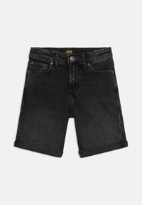 Pantalones cortos de mezclilla negra con puños remangados, botón frontal, cremallera, presillas para cinturón y cinco bolsillos sobre un fondo liso.