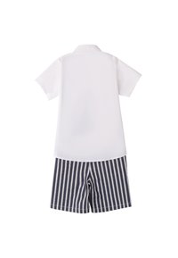 Witte kortlopende button-up shirt gecombineerd met marineblauwe en witte gestreepte shorts. Het shirt heeft een standaard kraag en een gladde textuur.