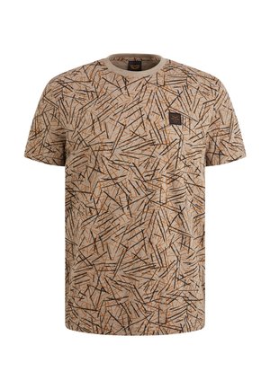 Camiseta beige con un patrón lineal abstracto en naranja y negro, escote redondo, mangas cortas y un pequeño parche cuadrado de marca en el pecho.