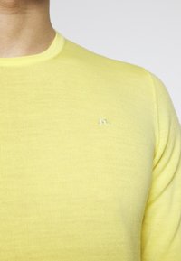 J.LINDEBERG Stickad tröja - yellow