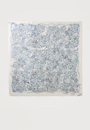 Tissu carré blanc avec un motif dense floral et crâne bleu et noir comprenant des roses, des feuilles et divers petits symboles.
