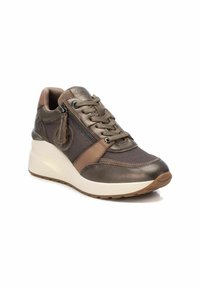 Baskets marron à lacets avec des matériaux en maille et cuir, présentant une fermeture éclair latérale, une semelle blanche épaisse et des accents bruns contrastants.