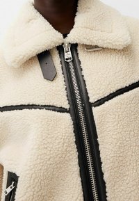Bershka Winterjacke - white
