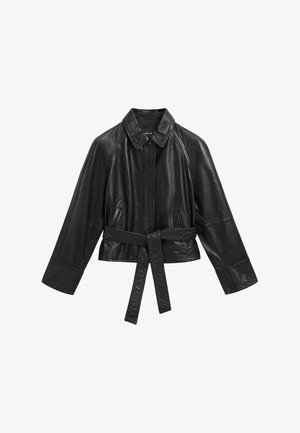 Giubbotto di pelle nera con collo, maniche larghe e vita con cintura. Presenta tasche laterali e una trama liscia e lucida.