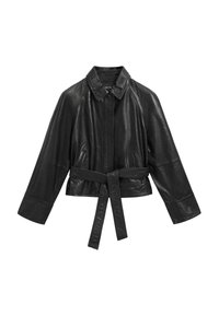 Czarna skórzana kurtka z kołnierzem, szerokimi rękawami i paskiem w talii. Posiada boczne kieszenie oraz gładką, błyszczącą teksturę.