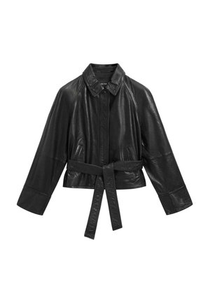 Zwarte leren jas met een kraag, brede mouwen en een ceintuur in de taille. Voorzien van zijzakken en een gladde, glanzende textuur.