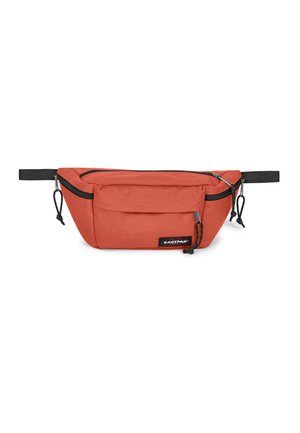 Mała pomarańczowa nerka z trzema kieszeniami na suwak i czarnym regulowanym paskiem, z logo Eastpak na przedniej kieszeni.
