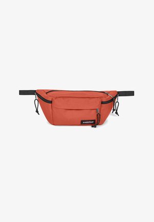 Mała pomarańczowa nerka z trzema kieszeniami na suwak i czarnym regulowanym paskiem, z logo Eastpak na przedniej kieszeni.
