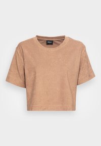 T-shirt marron court fabriqué en matériau doux. Présente un col rond et des manches courtes avec un design simple. Étiquette de la marque visible au niveau du cou.