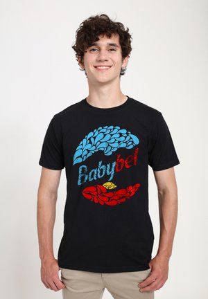 Sort bomuld t-shirt med flerfarvet blomsterdesign og teksten 'Babybel' i blå og rød. Korte ærmer, rund hals, almindelig pasform.
