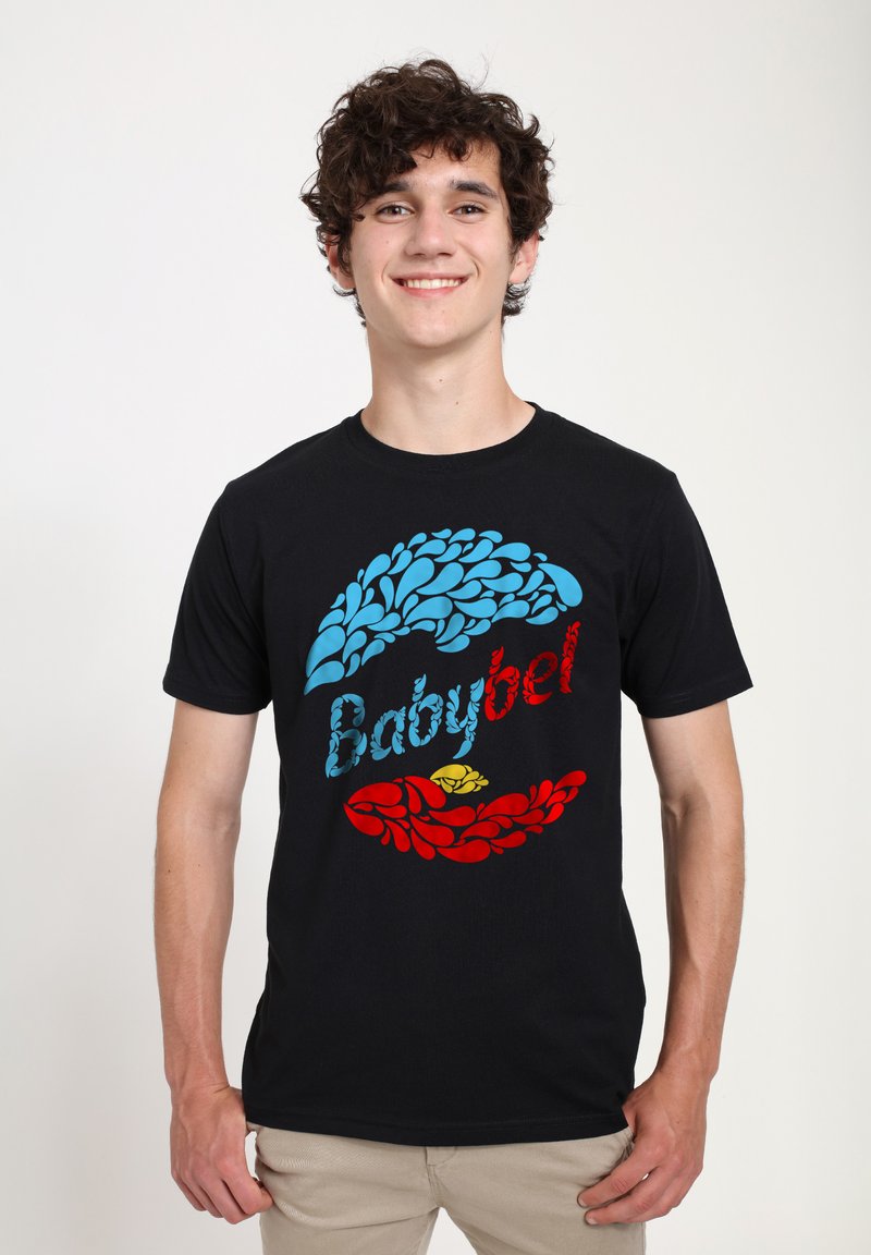 Svart bomulls t-shirt med flerfärgade blommönster och texten 'Babybel' i blått och rött. Korta ärmar, rund halsringning, vanlig passform.