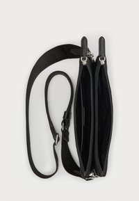 Sac noir à double fermeture éclair avec un extérieur texturé, une bandoulière ajustable et un intérieur en tissu sombre. Présente des éléments en métal argenté et une forme épurée.