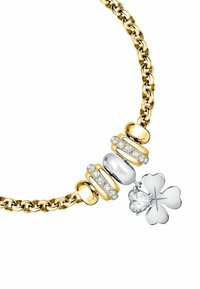 Collana in oro con catena, caratterizzata da perle tonde lucide, quattro sezioni con cristalli e un ciondolo a forma di quadrifoglio argentato con una gemma.