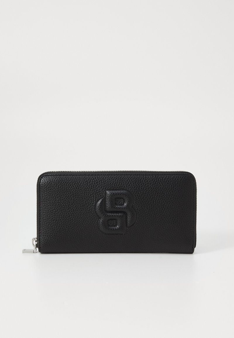 Carteira de couro preta com acabamento texturizado, apresentando um logótipo em relevo na parte frontal e um fecho com zip no topo.