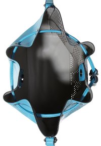 Otwarta niebieska skórzana torba tote z perforowanymi panelami bocznymi i przestronnym szarym wnętrzem, widok z góry.