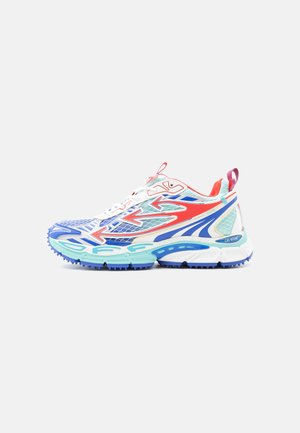 Athletische sneaker met een bovenwerk van wit, blauw, rood en turquoise mesh, met patroon overlays en een dikke, gestructureerde zool, naar rechts gericht op een effen achtergrond.