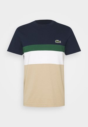 T-shirt z krótkim rękawem i okrągłym dekoltem z poziomymi blokami kolorów w granatowym, zielonym, białym i beżowym oraz małym zielonym logo krokodyla na piersi.