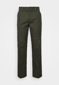 Gröna byxor i slitstark tyg, med rak bensdesign, bälteshällor och en liten logotyp på sidan.