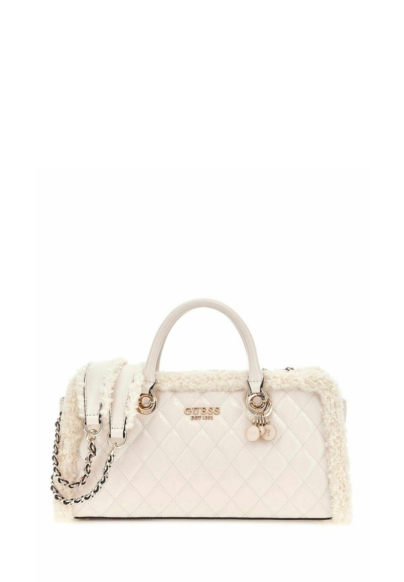 Bolso acolchado blanco con acentos de piel sintética, doble asa y una correa de cadena desmontable. Presenta herrajes en tono dorado y charms decorativos.