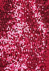 Csillogó rózsaszín flitteres szövet, kis, kerek flitterekből áll, sűrűn elrendezve, texturált, tükröződő felületet hozva létre, változó fényhatással.