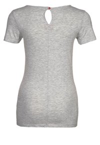 Top gris de manga corta hecho de algodón ligero. Cuenta con un escote redondo, un corte en forma de llave en la parte posterior y un detalle decorativo de costura.