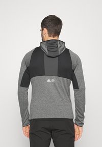 Giacca con cappuccio grigia e nera, con una finitura testurizzata, caratterizzata da inserti in rete, un logo sulla schiena e maniche lunghe con polsini aderenti.