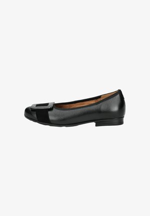 Chaussure noire plate avec une finition en cuir lisse, dotée d'un orteil arrondi et d'une boucle décorative noire à l'avant. Texture subtile au niveau du talon.