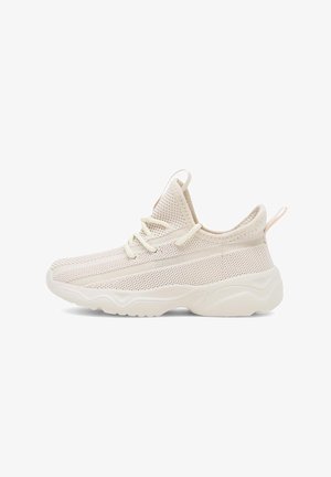 Jasnobeżowy but sportowy z siateczkową cholewką, zaokrąglonym noskiem, wyściełanym kołnierzem i teksturowaną gumową podeszwą; posiada sznurowadła oraz pętelkę na pięcie.