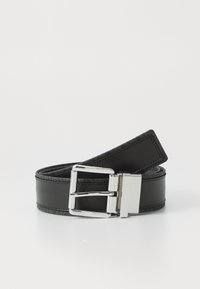 Černý kožený pásek s kovovou sponou stříbrné barvy, s hladkým povrchem a elegantním, minimalistickým designem.