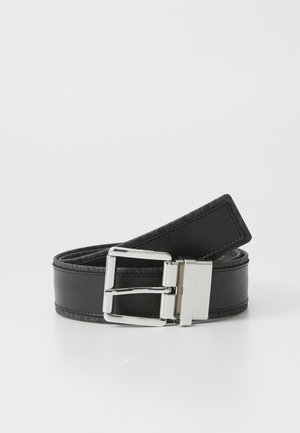 Černý kožený pásek s kovovou sponou stříbrné barvy, s hladkým povrchem a elegantním, minimalistickým designem.