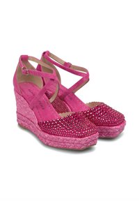 Sandali con zeppa in camoscio rosa, dotati di fascia incrociata alla caviglia e impreziositi da strass nella zona delle dita, con una piattaforma in juta intrecciata.