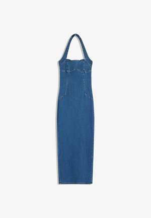 Robe longue en denim sans manches avec une silhouette ajustée, une sangle de col halter et des coutures décoratives sur le corsage et les côtés.
