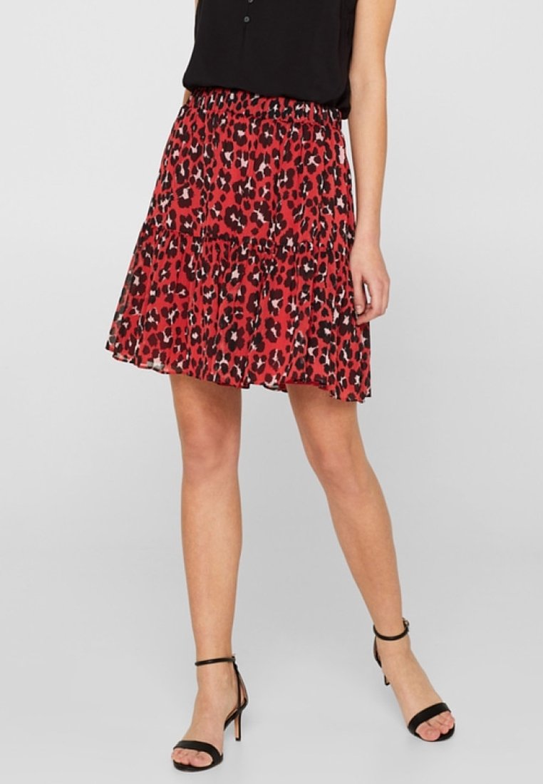 Rode luipaardprint rok met een gelaagd ontwerp, gemaakt van lichtgewicht stof, met een elastische tailleband en een uitlopende vorm.