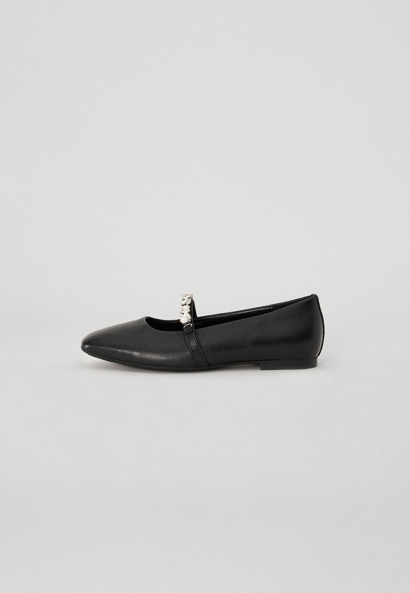 Ballerine in pelle nera con punta affusolata, caratterizzate da un piccolo accento metallico sulla cinghia e una suola piatta e minimalista.