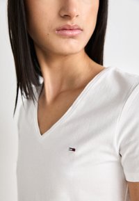 Tommy Jeans SKINNY V NECK - Basic T-shirt - white