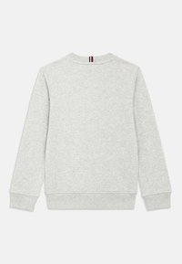 Hanorac gri realizat din material moale, cu gât rotund, mâneci lungi și manșete striate. Include un accent în dungi la nivelul gâtului.