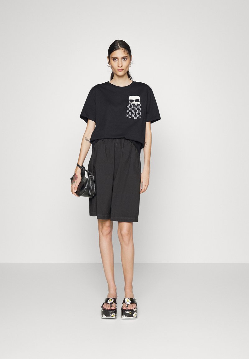 Damen T-Shirts | KARL LAGERFELD IKONIK MONOGRAM T-Shirt print black/schwarz - IE91853 Damen T-Shirts | KARL LAGERFELD IKONIK MONOGRAM T-Shirt print black/schwarz - IE91853