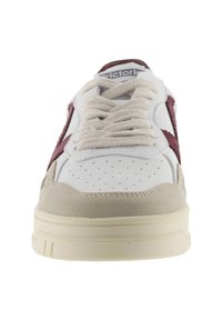 Sneakers con toma in pelle bianca e dettagli in camoscio bordeaux, punta in camoscio beige e suola in gomma crema. Lacci di un beige chiaro.
