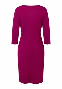 Abito fitted, a lunghezza ginocchio, di un brillante magenta. Caratterizzato da maniche lunghe, scollo rotondo e una cerniera sul retro con un dettaglio a spacco sui polsini.