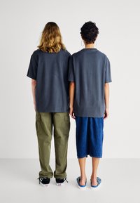 Jack & Jones PREMIUM JPRBLAHARVEY TEE UNISEX - Paprasti marškinėliai - asphalt