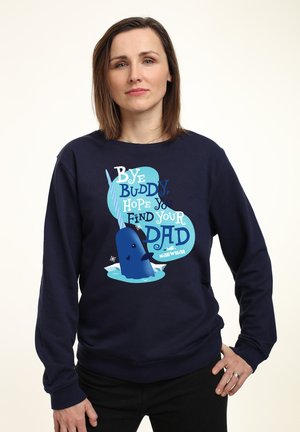 Granatowy sweter z grafiką niebieskiego narwala oraz fantazyjnym tekstem "Cześć przyjacielu, mam nadzieję, że znajdziesz swojego tatę" w różnych czcionkach.