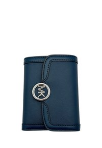Navyblauwe faux leren portemonnee met een reliëfstructuur, drukknoopsluiting en een zilveren ronde logoaccent aan de voorkant. Compact en rechthoekig ontwerp.