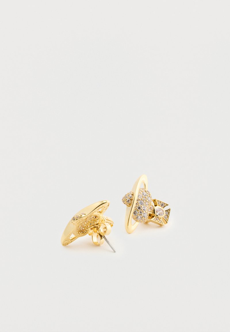 Orecchini color oro con un design a spirale testurizzato, completati da un gruppo di strass trasparenti e un accento di pietra centrale.