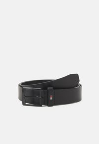 Cintura in pelle nera con finitura liscia, fibbia metallica rettangolare e un accento con il logo del marchio. Design semplice e classico.