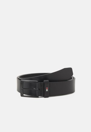 Cintura in pelle nera con finitura liscia, fibbia metallica rettangolare e un accento con il logo del marchio. Design semplice e classico.